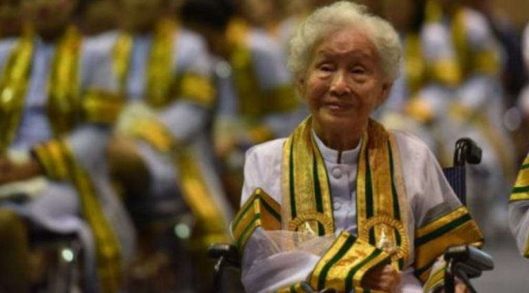 Mujer de 91 años se gradúa de la universidad