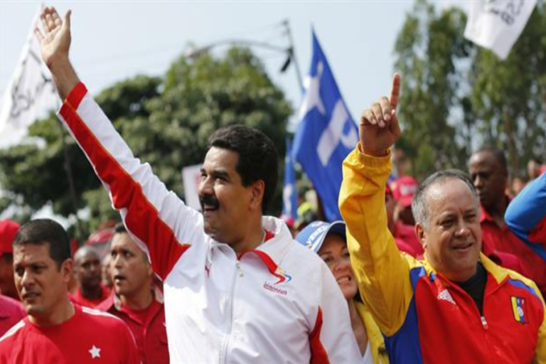 Macri cancela por decreto condecoración a Maduro