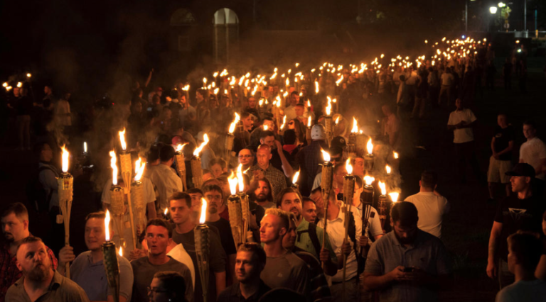 Supremacistas marchan en Charlottesville