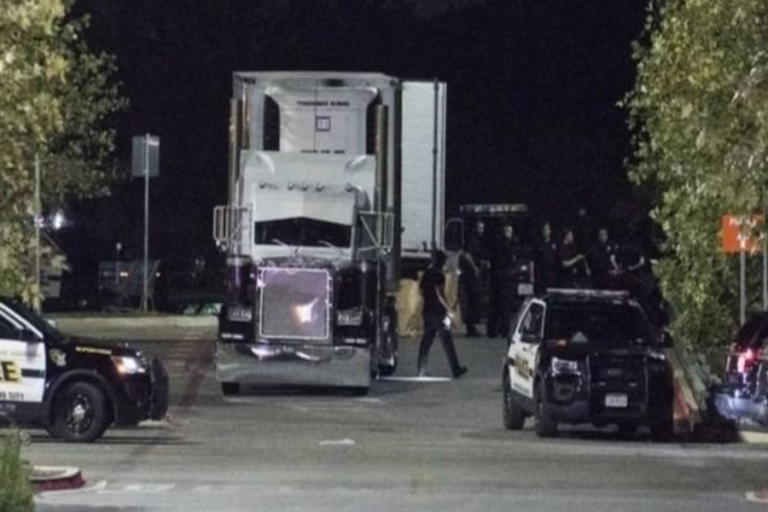 Encuentran a 17 personas encerradas en un camión en TX