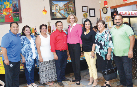 Alcaldesa Roberts recibe respaldo en negocios de hispanos
