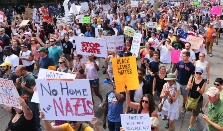 Multitudinaria marcha contra el racismo en Boston