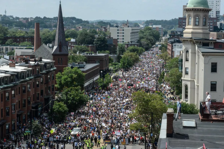 Masiva marcha contra el racismo en Boston