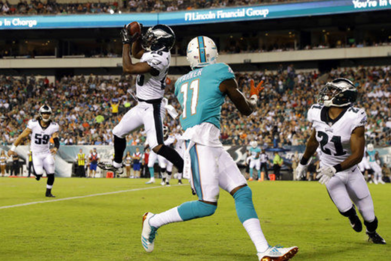 Emocionante partido entre Eagles y Dolphins