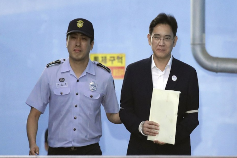Condenan a 5 años de cárcel al líder de Samsung