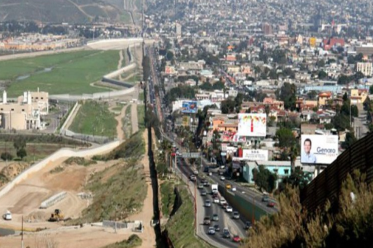 Incautan drogas lanzadas por encima de la frontera