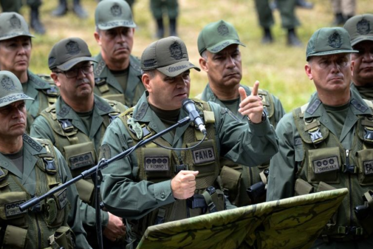Padrino desmiente denuncia de supuesto paso de militares a Colombia