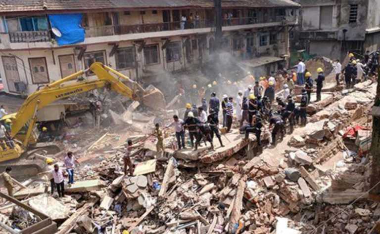 Colapsa edificio en la India causando 10 muertos