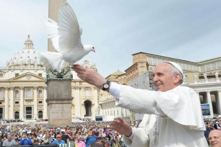 Papa Francisco, tercer pontífice en visitar Colombia