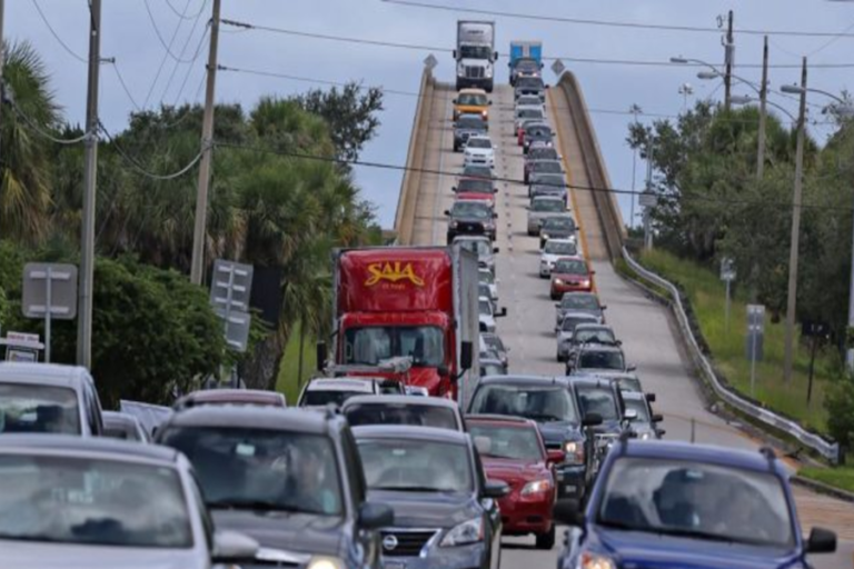 Evacuan a 70 mil personas en los cayos de FL