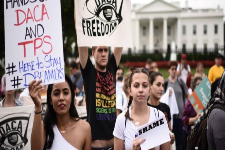 Jóvenes prometen luchar contra final del DACA
