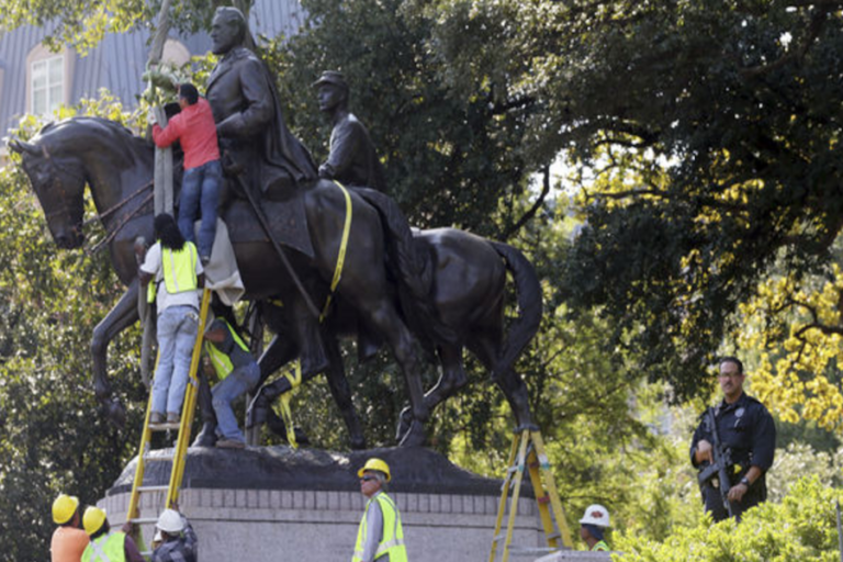 Desmontan estatua confederada en Dallas