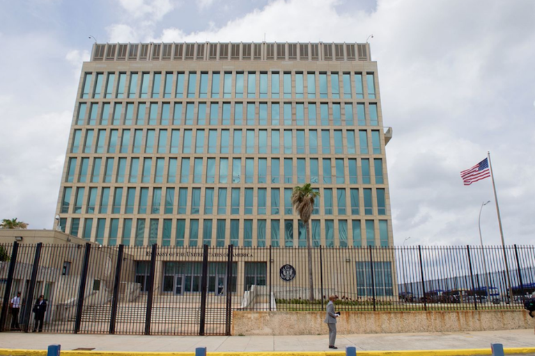 EE.UU evalúa cerrar su embajada en Cuba