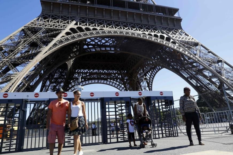 Muro de cristal blindado se construye alrededor de la Torre Eiffel