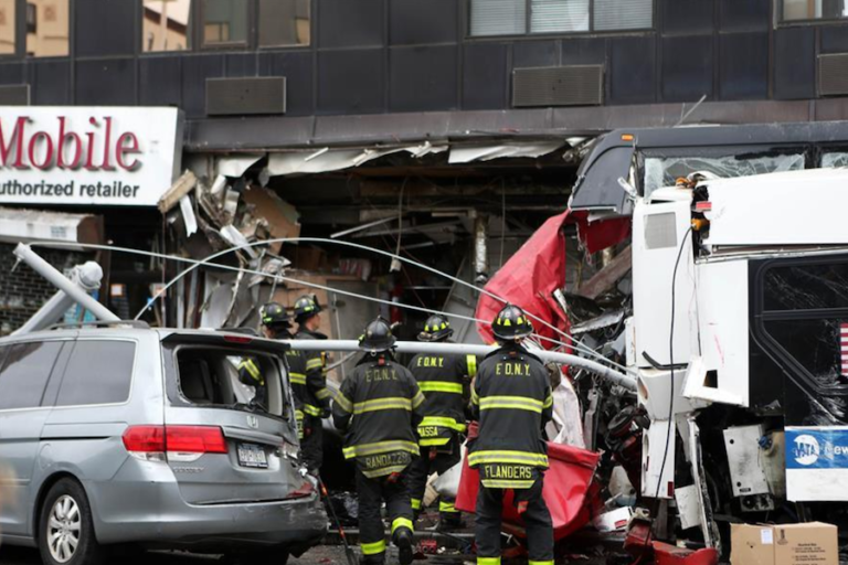 Choque de autobuses en NY deja 3 muertos
