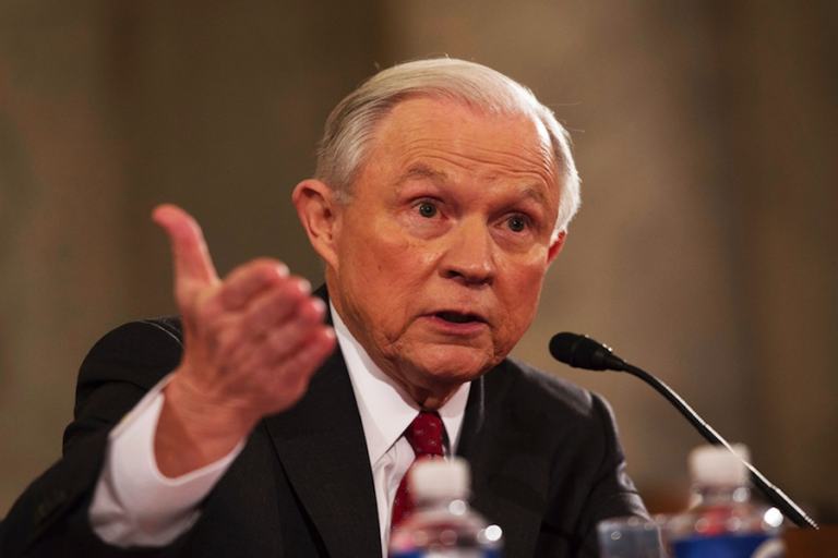 Sessions pide combatir «fraude» en asilos en EE.UU.