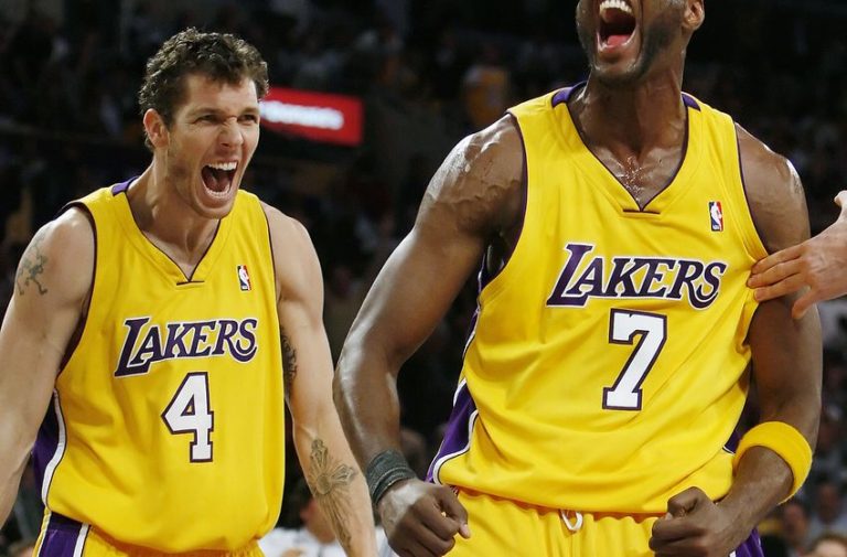 NBA multa a los Lakers por violar las reglas de piratería