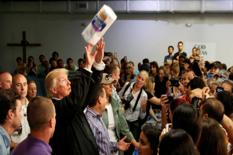 Trump lanza rollos de papel en Puerto Rico