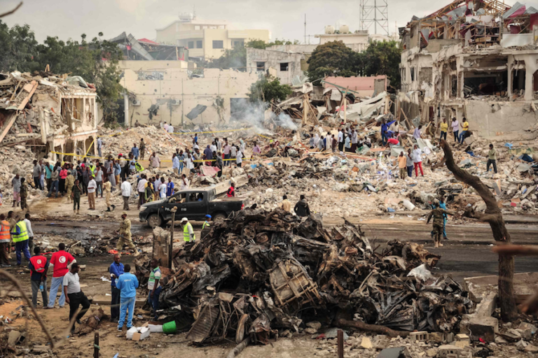 Camión bomba en Somalia deja al menos 231 muertos