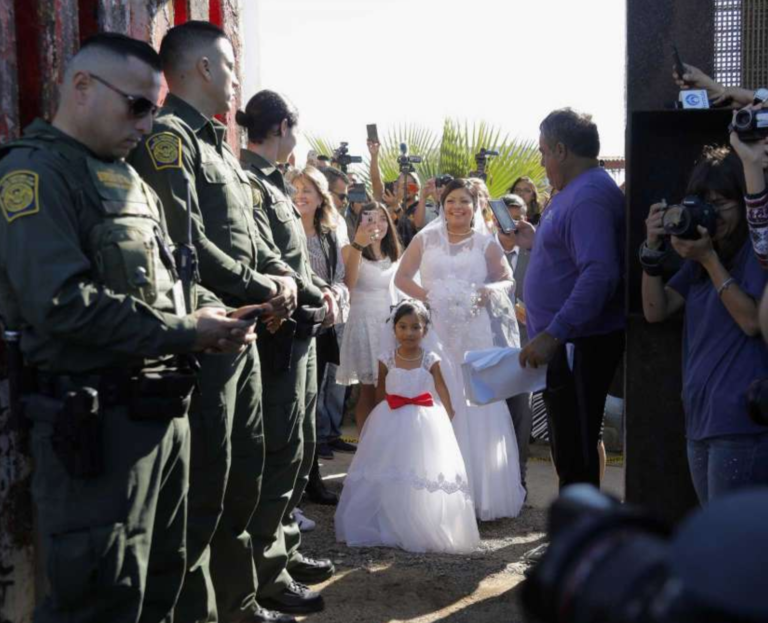 Emotiva boda en frontera entre EE.UU y México