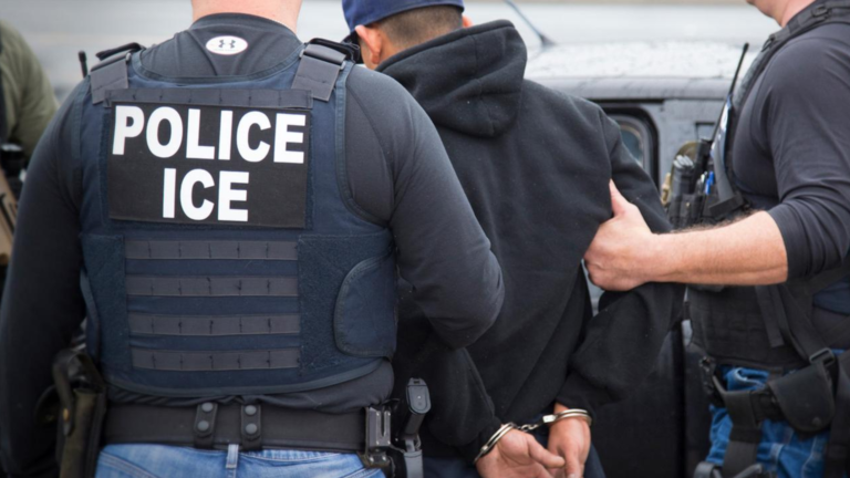 Arrestan a mujer que pretendía ser agente de inmigración