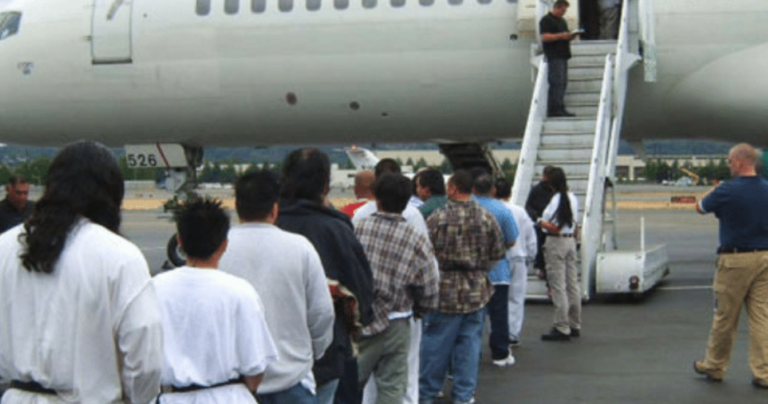 Avión con indocumentados deportados regresa a EE.UU