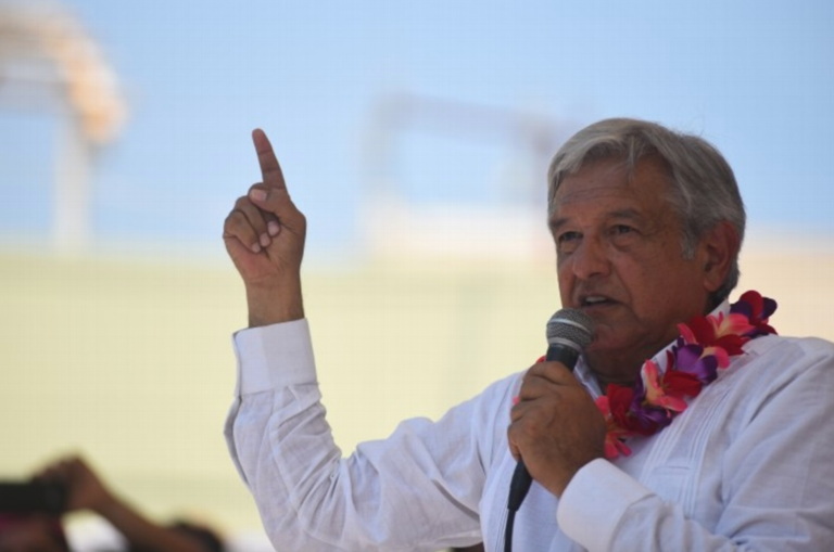 López Obrador se registra como precandidato a la presidencia
