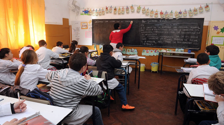 Argentina prohíbe enseñar religión en escuelas públicas