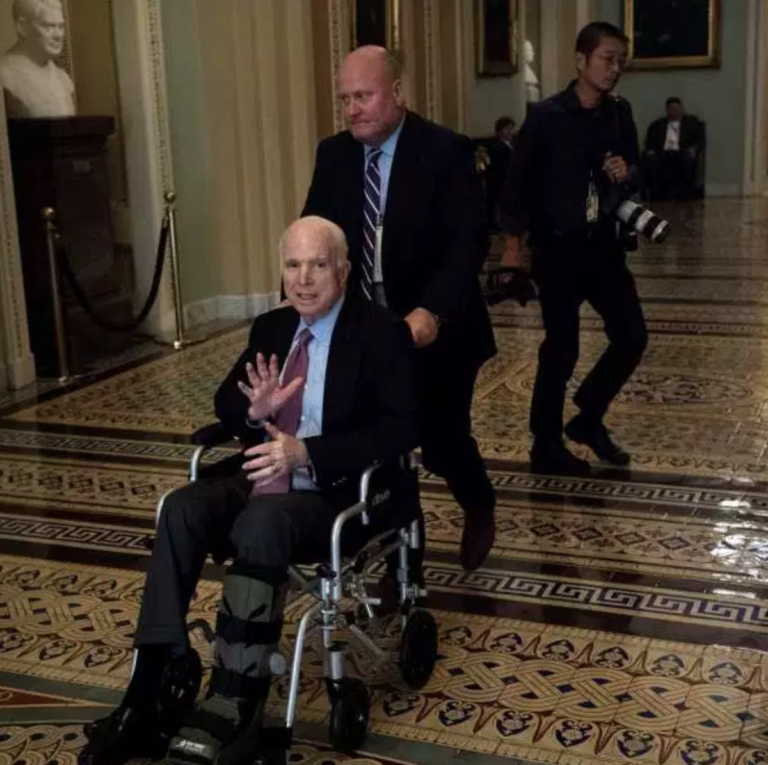 John McCain, hospitalizado a causa de su tumor