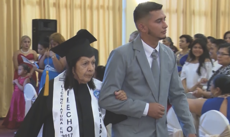 Se gradúa de abogada a sus 75 años en Nicaragua