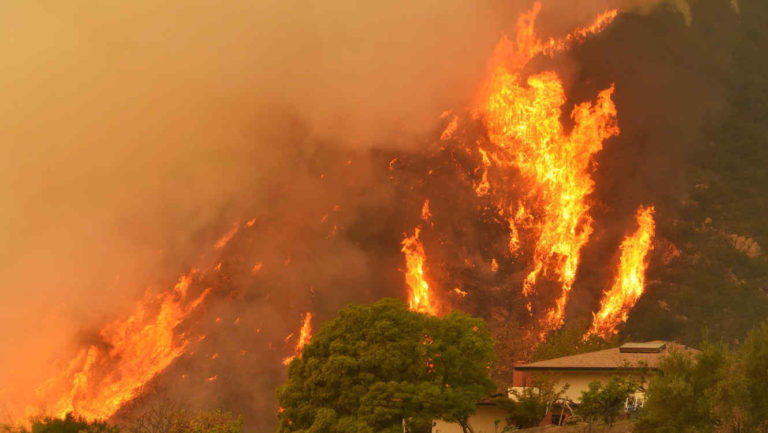 Crece el peligro del incendio en California