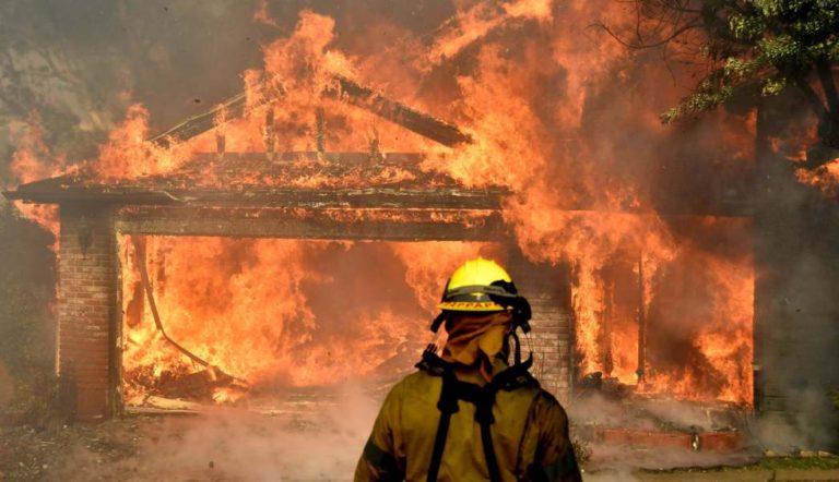 Incendios amenazan a miles de viviendas en CA