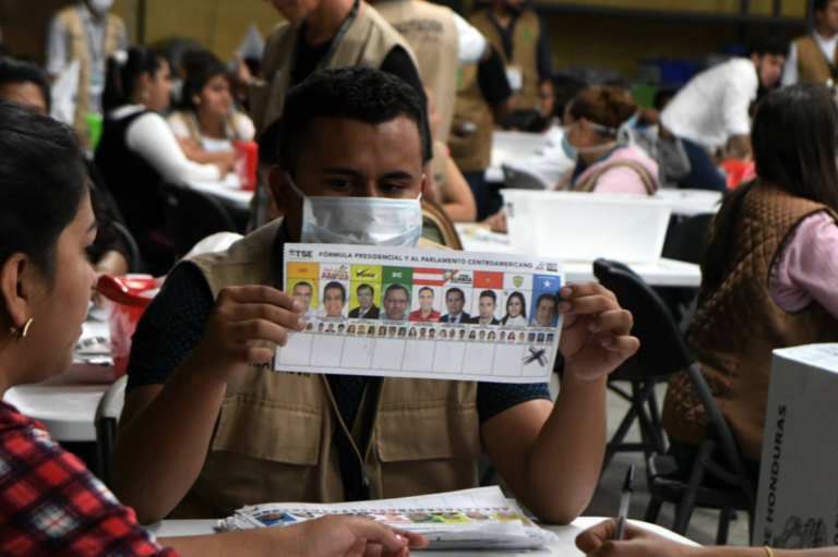 Honduras recuenta votos recibidos durante apagón