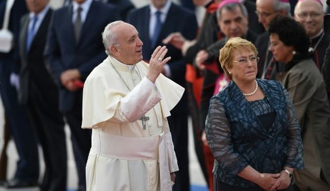 Papa Francisco llega a Chile entre protestas