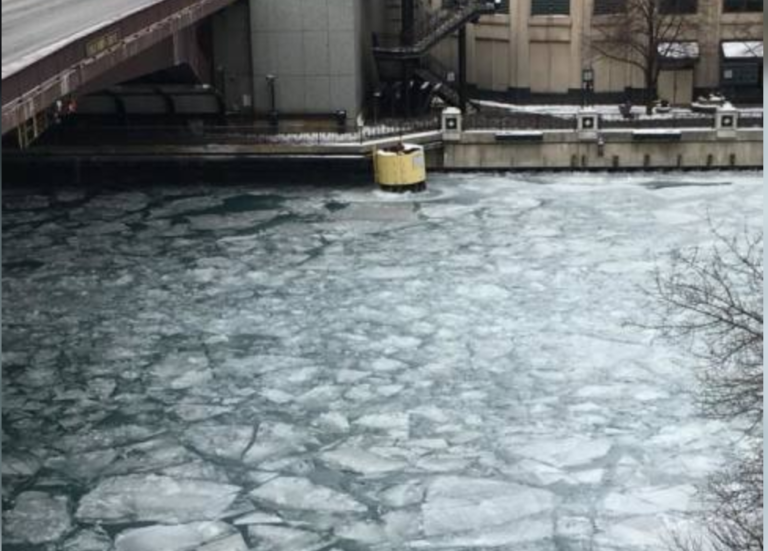 Río de Chicago está congelado