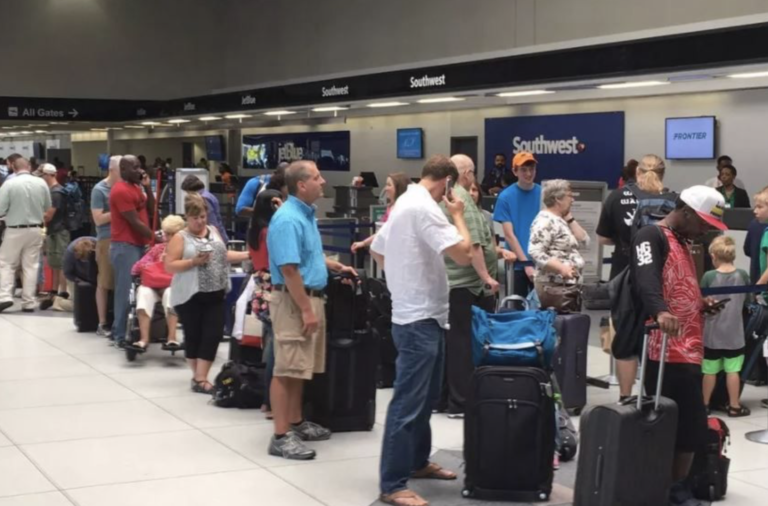 Militares atrapados en Charlotte Douglas Airport