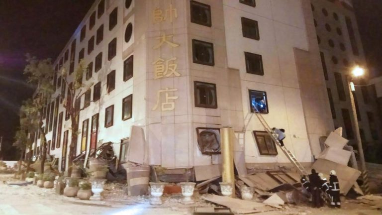 Colapsa un hotel en Taiwán tras un fuerte sismo