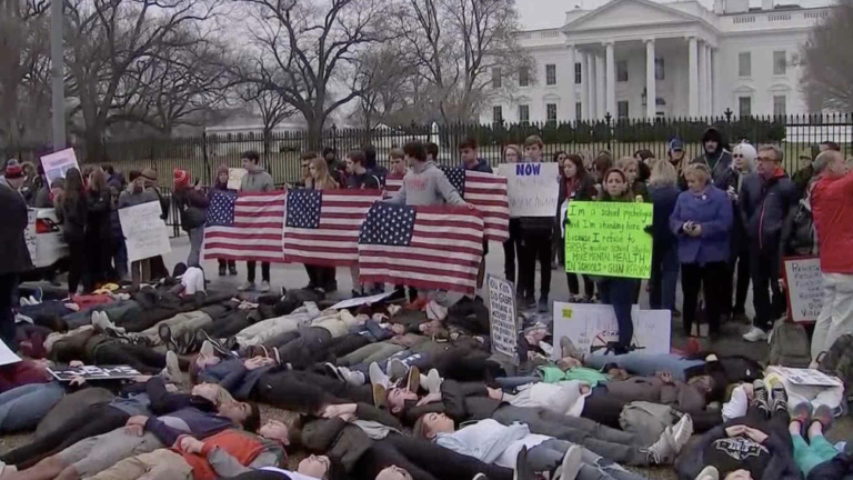 Estudiantes protestan en las afueras de la Casa Blanca