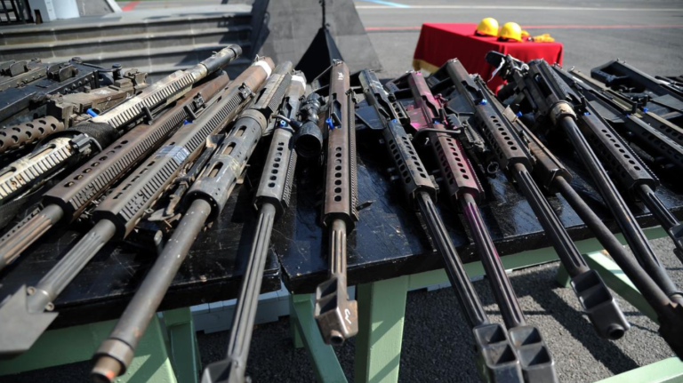 Confiscan 74,000 armas estadounidenses