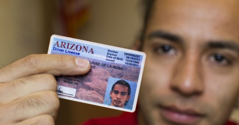 Arizona niega licencia de conducir a Dreamers