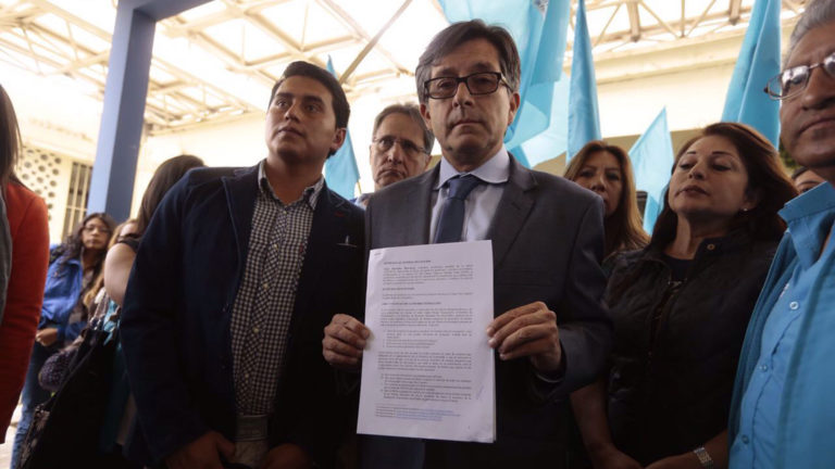 César Montúfar denuncia formal contra Rafael Correa