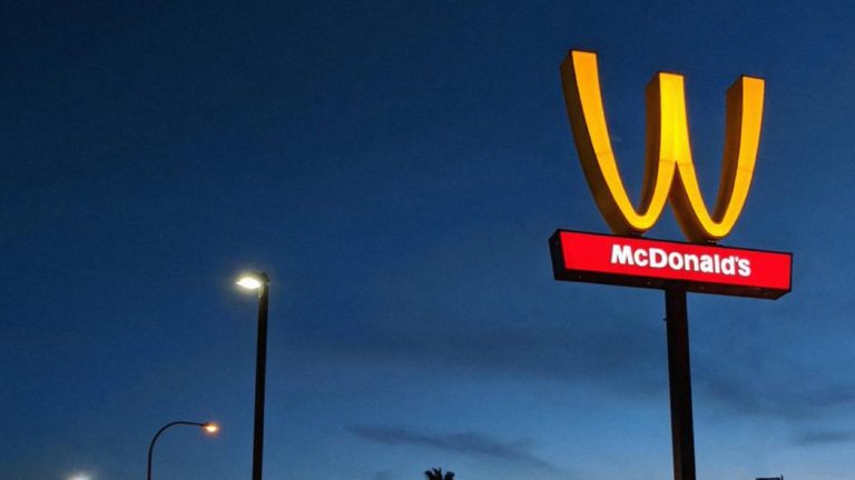 McDonald’s amanece con sus logos invertidos
