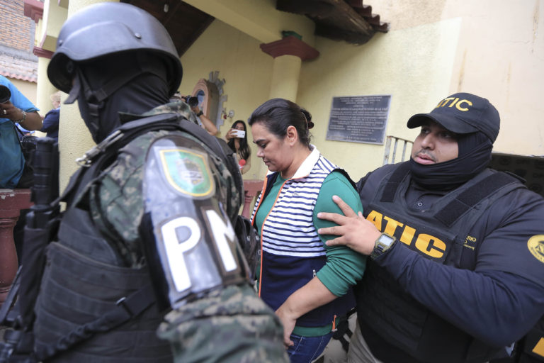 Comparece ex-primera dama de Honduras