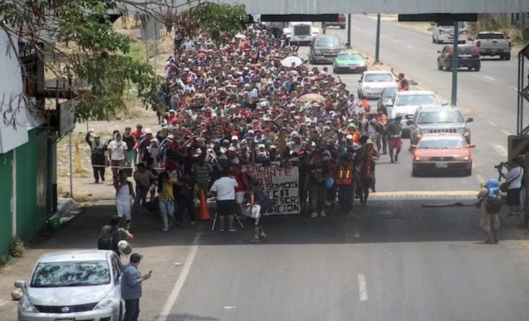 Quieren frenar con militares caravana de migrantes