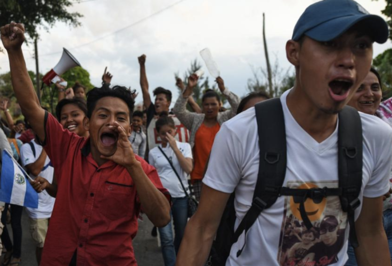 Caravana de migrantes retoma su marcha
