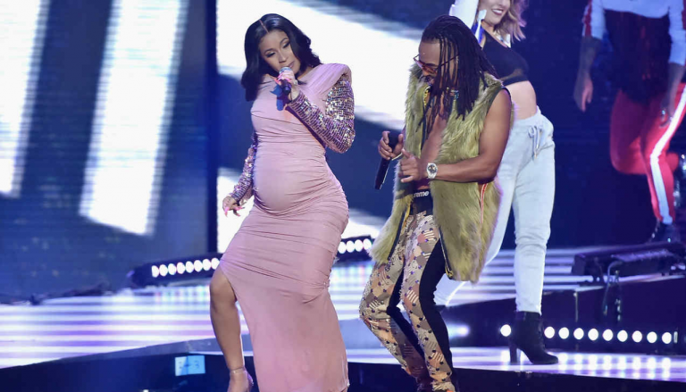 Cardi B deslumbró arriba del escenario junto con Ozuna