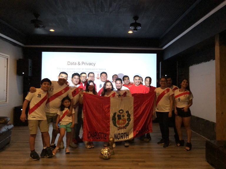 Afición peruana celebra triunfo ante Escocia