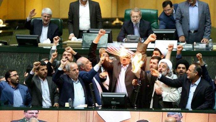 Diputados iraníes queman la bandera de EEUU en el Parlamento