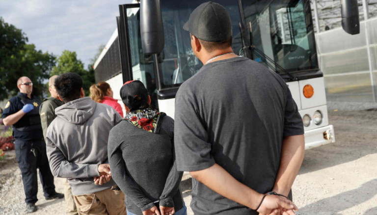 Más de 100 detenidos en redadas en TX