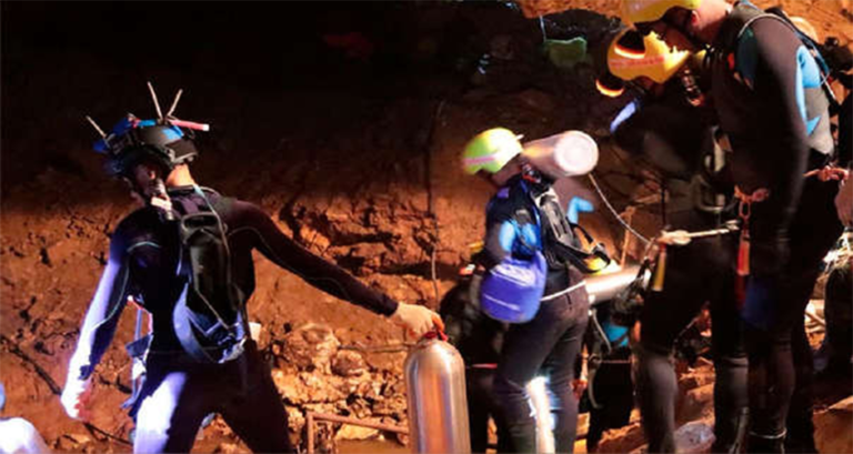 Rescatan a otro niño de la cueva en Tailandia